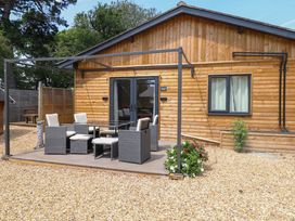 A patio with chairs and a table at Robin's Nest Lodge Snettisham