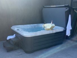 A hot tub with towels and an ice bucket at Number 7 in Bishop Sutton