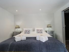 A bedroom with a bed and bedside tables at Number 7 in Bishop Sutton