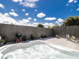 An outdoor space with a hot tub and grill at Number 7 in Bishop Sutton