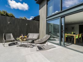 A patio area with chairs and a table at Number 7 in Bishop Sutton
