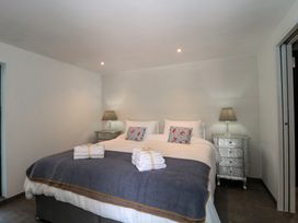 A bedroom with a bed and bedside tables at Number 7 in Bishop Sutton