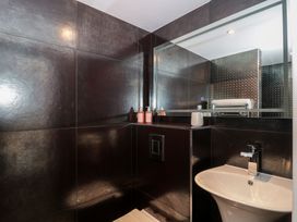 A bathroom with a sink and toilet at Number 7 in Bishop Sutton