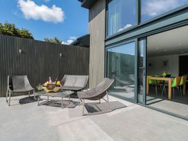 A patio area with chairs and a table at Number 7 in Bishop Sutton