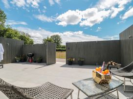 An outdoor area with chairs and a table at Number 7 in Bishop Sutton