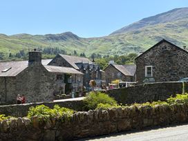 Houses and mountains in a village at Quarryman's cottage in Beddgelert