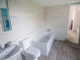 A bathroom with a bathtub toilet and sink at 1 Willow Cottage in Upton Upon Severn
