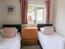 A bedroom with twin beds and a window at Eydon in Salcombe