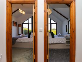 Two bedrooms with beds and towels at 1 Eastdon Cottages in Exeter