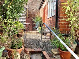 A garden with gravel and seating area at Derwen House in Llangollen