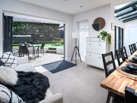 A dining room with a table and chairs at Rosemount Boutique in Windermere
