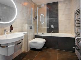 A bathroom with a sink, toilet, and bathtub at Rosemount Boutique in Windermere