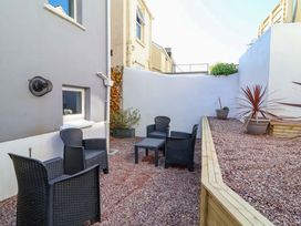 A garden with chairs and a table at Hollycombe in Ilfracombe