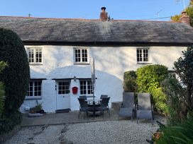 An outdoor area with chairs and a table near 2 Rose Cottage St Agnes