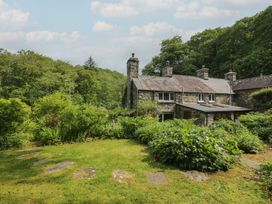 A house and garden at Glandwr Cottage Llanbedr