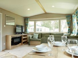 Silver 2 Bed Caravan  - Hayling Island - Hampshire - 1169544 - thumbnail photo 2