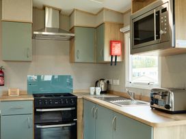 Silver 2 Bed Caravan - Billing Aquadrome -  - 1169550 - thumbnail photo 2