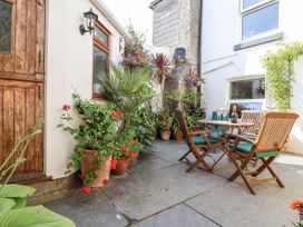 A garden area with seating and plants at Springfield in Kingsand