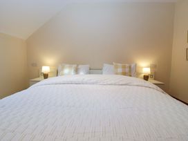 A bedroom with a bed and bedside lamps at Heathcliffe House in Castleton near Cardiff