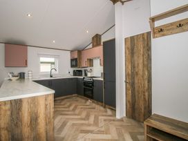 A kitchen with cabinets and appliances at Peony in Eardisland