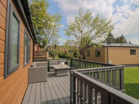 A deck with seating and a table at Peony in Eardisland