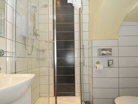 A bathroom with a shower enclosure a sink and a toilet at Sycamore Apartment in Lifton