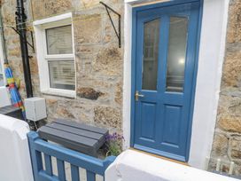 An outdoor area featuring a blue door and bench at Rockpools, 23 Carncrows Street St Ives