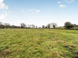 A field with grass and trees at Grove Cottage Kington
