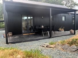 An outdoor seating area with a table and chairs at Grove Cottage in Gladestry