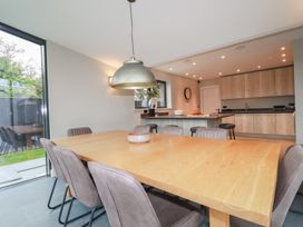 A dining room with a table and chairs at Harberton