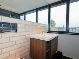 A bathroom with a sink and vanity unit at Harberton