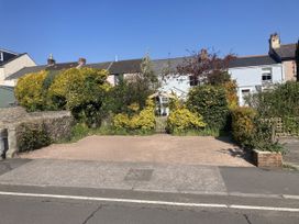 A house with garden and driveway at 5 Bed Cottage Mumbles in Mumbles