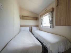 A bedroom with two single beds at Windsurfer’s Rest - Hayling Island