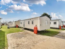 Static caravans with gas cylinders in an outdoor area at Ripples & Reeds - Billing Aquadrome