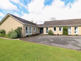 A house with a driveway and garden at Beech Lodge in Foulksmills, County Wexford