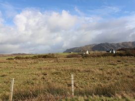 A landscape with a house and mountains at Island View Lodge Back of Keppoch near Arisaig
