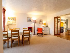 A dining room with a table and chairs at Garth Celyn in Porthmadog