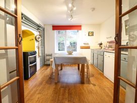 A kitchen with a table and chairs at Garth Celyn in Porthmadog