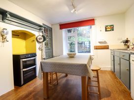 A kitchen with a table and chairs at Garth Celyn in Porthmadog
