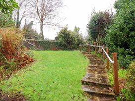 A garden with grass and stone steps at Garth Celyn in Porthmadog