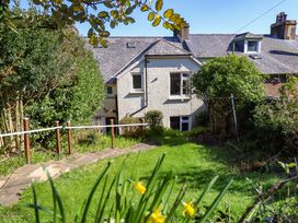 A garden with a house and steps at Garth Celyn in Porthmadog