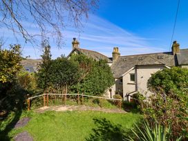 A garden area with houses in the background at Garth Celyn in Porthmadog