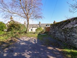 An outdoor area with a tree and houses at Garth Celyn in Porthmadog