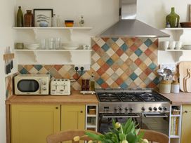 A kitchen with appliances and utensils at Kittiwake in Newlyn