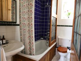 A bathroom with a bathtub, sink, and toilet at Kittiwake in Newlyn
