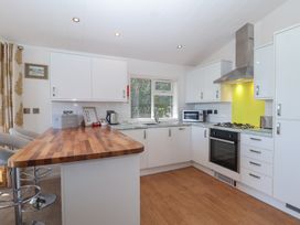 A kitchen with cabinets and appliances at Skyview in Newton Ferrers