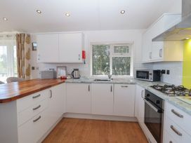 A kitchen with cabinets, sink, and appliances at Skyview in Newton Ferrers