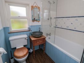 A bathroom with a sink, toilet, and bathtub at Sunny Side in Runswick Bay