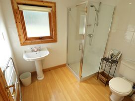 A bathroom with a shower cubicle sink toilet and window at Forest Lodge Kenwick Woods