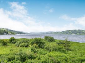 A river with green bushes and hills on both sides at Old Ty'n Y Wern in Rhosygwalia near Bala